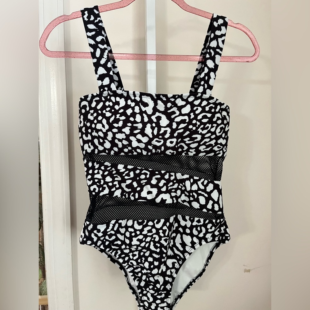 CARMEN MARC VALVO ANIMAL PRINT 1 PIECE SWIMSUIT. NWOT. SIZE 8